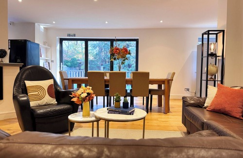 Barnhill Apartment | Family-Friendly En-suite 30min to Central London