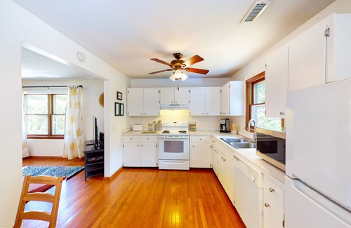 Leicester Hotel | Family-friendly farm retreat on 18 acres with mountain views - board games & AC