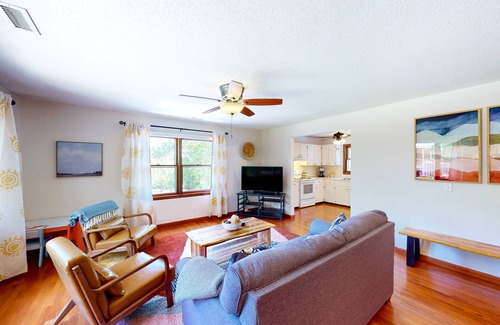 Leicester Hotel | Family-friendly farm retreat on 18 acres with mountain views - board games & AC