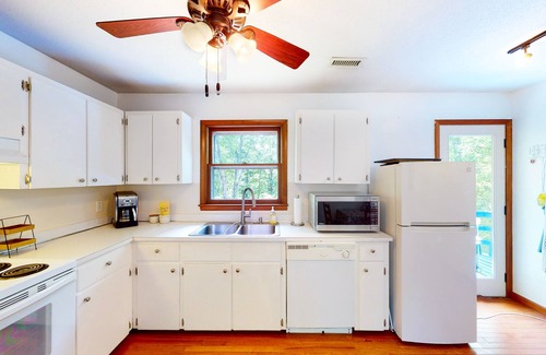 Leicester Hotel | Family-friendly farm retreat on 18 acres with mountain views - board games & AC