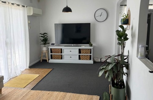 Belmont House | Family friendly Four Bedroom house in Belmont