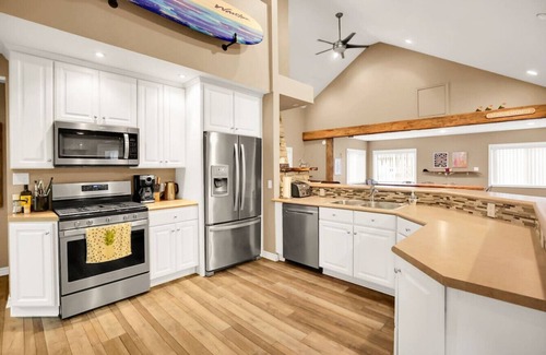 Crystal Beach House | Family friendly Getaway- Steps to the beach!
