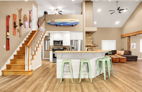 Crystal Beach House | Family friendly Getaway- Steps to the beach!
