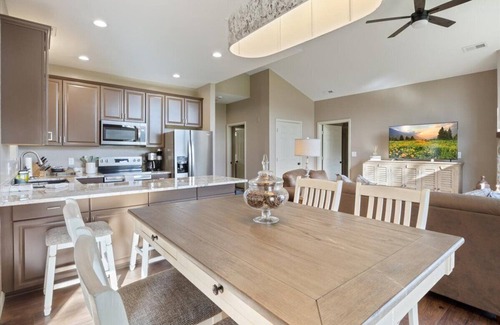 Camdenton House | Family-Friendly Golf Course Cottages with Ample Outdoor Fun