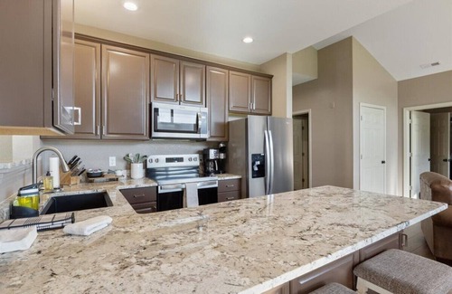 Camdenton House | Family-Friendly Golf Course Cottages with Ample Outdoor Fun