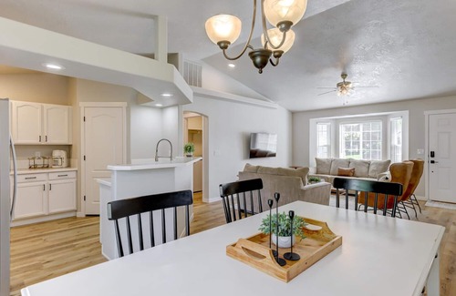Caldwell House | Family friendly guest home - 5-min to CofI and fairgrounds (sleeps 6)