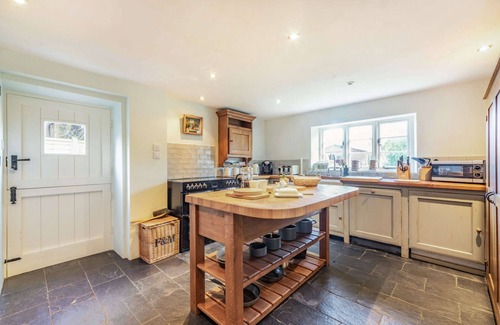 Barnsley Cottage | Family friendly holiday cottage in the Cotswolds with a superb garden - Winterberry Cottage