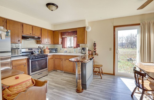 New Franklin House | Family-Friendly Home w/Fire Pit ~ 10 Mi to Akron!