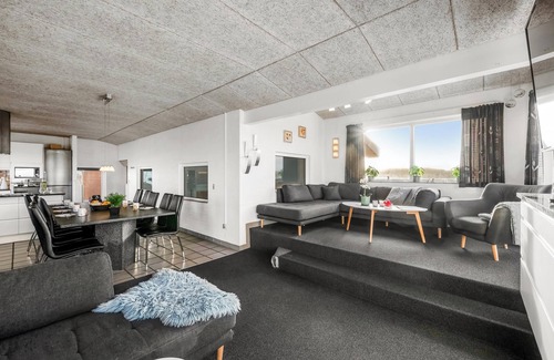 Sondervig House | Family-friendly holiday home with indoor pool and outdoor spa 100 meters from the North Sea.
