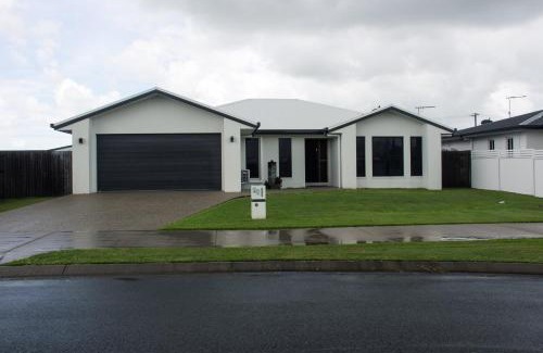 Ooralea House | Family Friendly Holiday Home