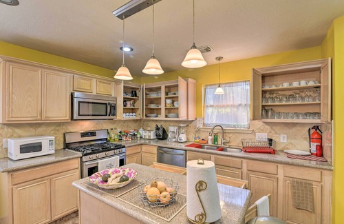 Pasadena House | Family-Friendly Home ~ 12 Mi to Space Center!