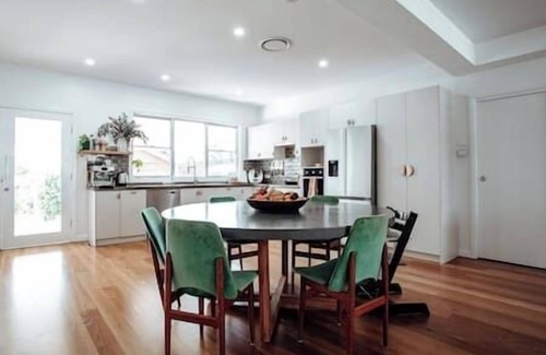Booragul House | Family Friendly home by the lake 4-bedroom