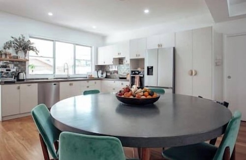 Booragul House | Family Friendly home by the lake 4-bedroom