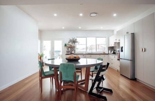 Booragul House | Family Friendly home by the lake 4-bedroom