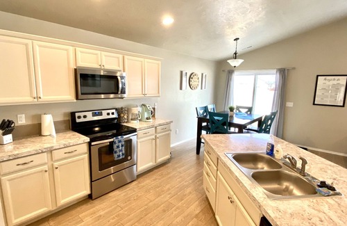 Star House | Family Friendly Home! Come Kick Back and Relax.