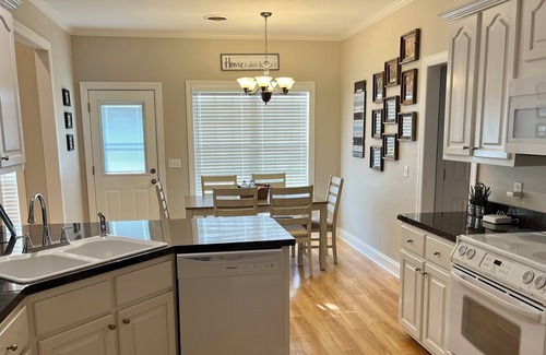 Twelve Oaks House | Family-friendly home, GREAT price, 5 min. from campus