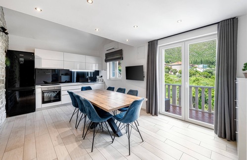 Zaton House | Family Friendly Home with Private Heated Pool & Basketball Court