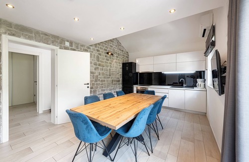 Zaton House | Family Friendly Home with Private Heated Pool & Basketball Court