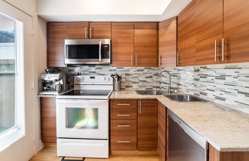 New Toronto House | Family-Friendly Home, Mins to Downtown Toronto, Free Parking and Gym