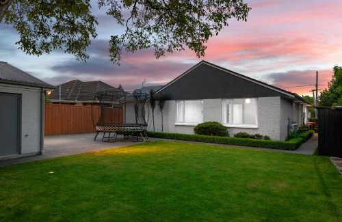 Christchurch House | Family-Friendly, Home & Garden, 4BR, by Airport, Free Parking