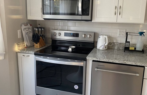 West End House | Family friendly home, sleeps 8, close to DC attractions.nNew kitchen.
