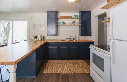 Gold Hill Cottage | Family friendly home overlooking the Rogue River.