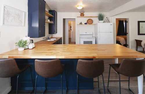 Gold Hill Cottage | Family friendly home overlooking the Rogue River.