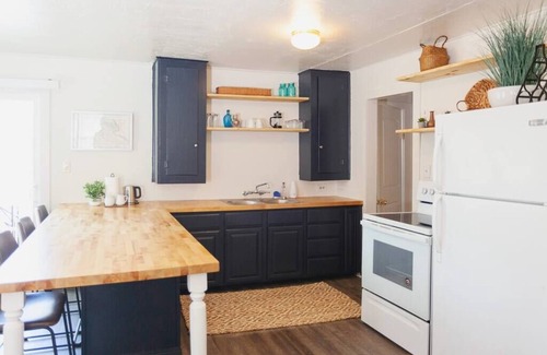 Gold Hill Cottage | Family friendly home overlooking the Rogue River.