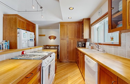Upper Kingsbury House | Family-friendly home with mountain views, pool table, fireplace, & spacious deck