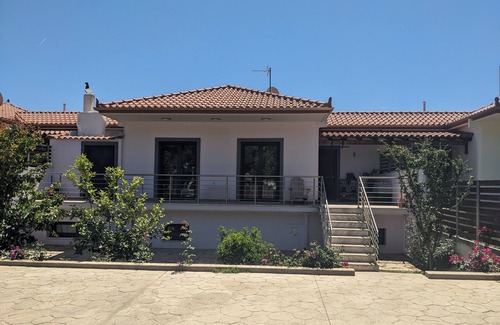 Isthmia House | Family Friendly Home. Walk to the Beach