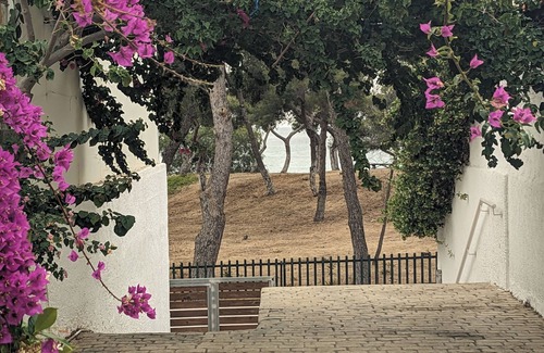 Isthmia House | Family Friendly Home. Walk to the Beach