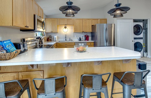 Boyd Acres House | Family Friendly Home w/HotTub, Grill, Near Park!