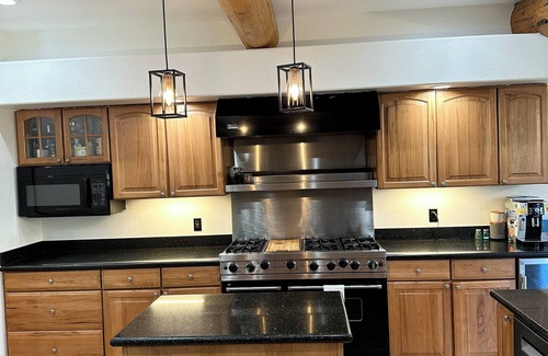 Morrison House | Family friendly home with gorgeous mountain views! 15 minutes to Red Rocks
