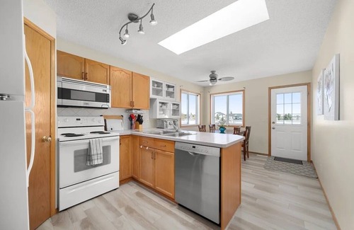 Airdrie House | Family friendly home with balcony and yard!