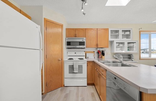 Airdrie House | Family friendly home with balcony and yard!