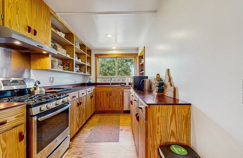 Newport House | Family-friendly home with ocean views, with ping pong, foosball, fireplace, deck