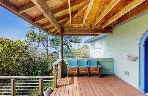 Newport House | Family-friendly home with ocean views, with ping pong, foosball, fireplace, deck