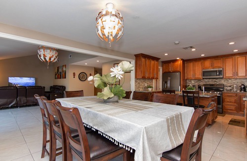 Winchester House | Family friendly HOT TUBE with Licensed