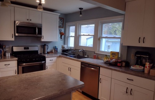 South Bend House | Family Friendly House, near Notre Dame. Sleeps 10