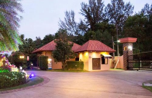 Kram House | Family-friendly house, a few steps from the pool and close to the ocean.