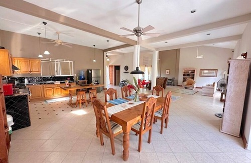 Crucecita House | Family-friendly house with pool & close to the beach