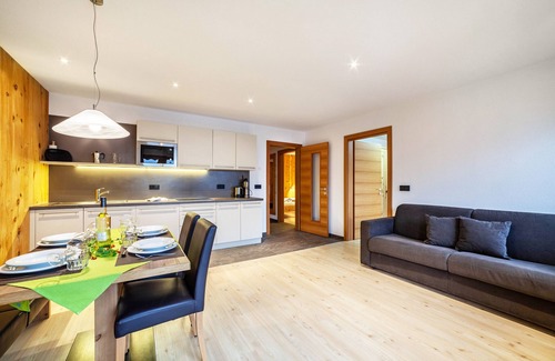 Santa Valburga Apartment | Family-Friendly Holiday Apartment 'Residence Kalchgruberhof Bergzirbe' with Lake View & Wi-Fi