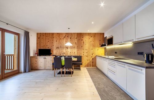Santa Valburga Apartment | Family-Friendly Holiday Apartment 'Residence Kalchgruberhof Bergzirbe' with Lake View & Wi-Fi