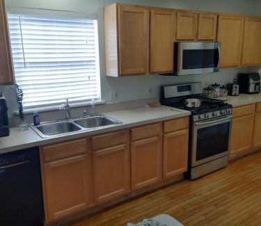 Detroit - Shoreway House | Family Friendly JUST LIKE HOME