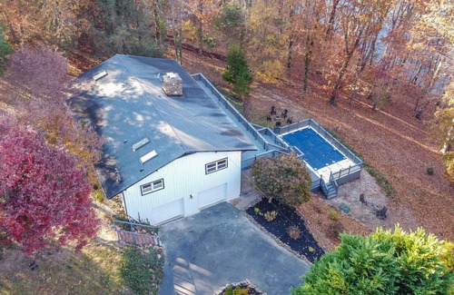 Lenoir City House | Family friendly Lakefront Home on a Wooded Lot - 30 min. to downtown Knoxville