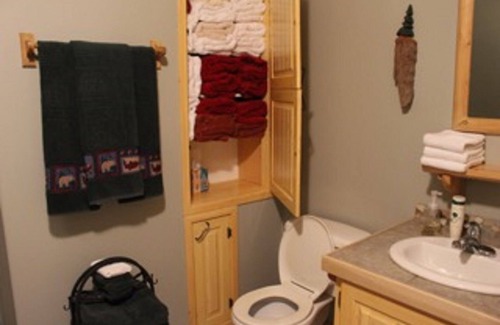 Priest River Cabin | Family-friendly lakefront cabin setting with beach and boatslip.