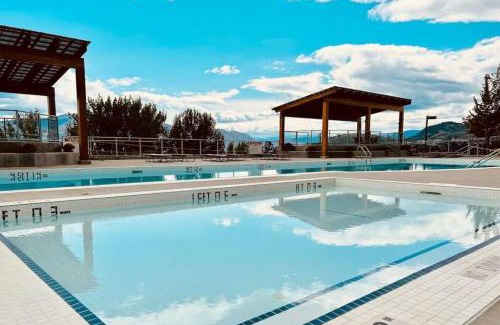 Central Okanagan Apartment | Family-friendly lake view Luxury condo with AC, pool, Hot tub, near winery and shopping center