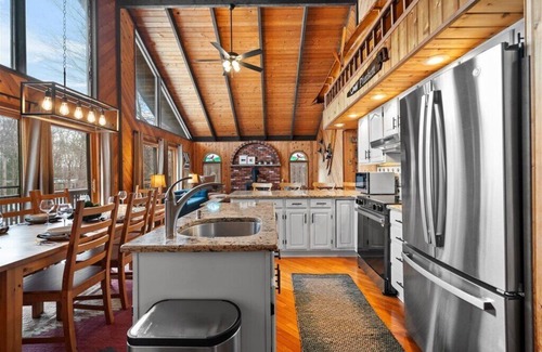 Lakeville Cabin | Family Friendly Lakehouse - Amenity Packed Community - Pools, Gym, Beach, Lakes