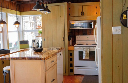 Chertsey Cabin | Family friendly lakefront cabin in charming Chertsey - spa & sauna