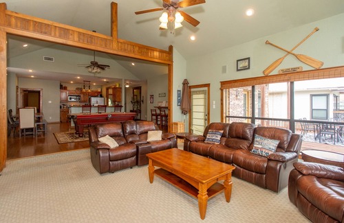 Enchanted Oaks House | Family-Friendly Lakefront Retreat on Cedar Creek Lake W/Hot Tub